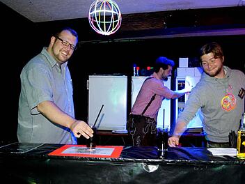 Damit eine Bar läuft, müssen die Aufgaben klar verteilt sein und alle an einem Strang ziehen. Von links: Christopher, Christoph und Florian.  Foto: Sarah Dann
