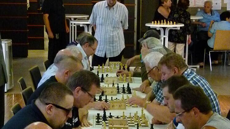 Die Köpfe rauchten beim Blitzschachturnier im Gemeindezentrum der IKG Bamberg. Fotos: Marion Krüger-Hundrup