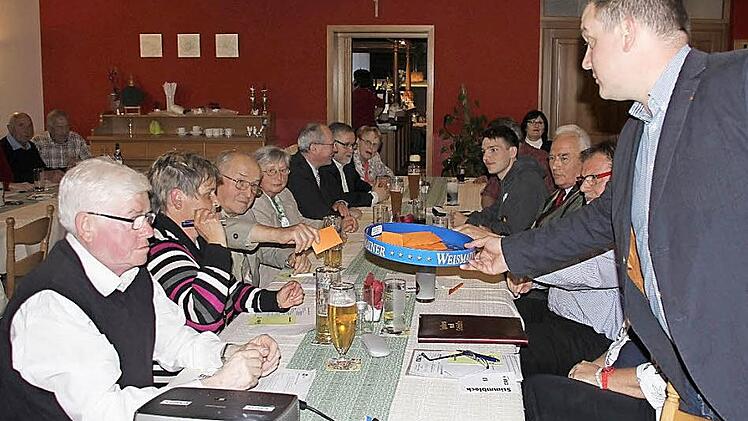 Alt und jung reichen sich auf diesem Bild auch symbolisch die Hand im Eberner CSU-Ortsverband. Sebastian Ott (rechts) sammelt die Stimmzettel von Manfred Fauste, Ursula Batzner und Otto Einwag (im Bild von links) ein. Fotos: Ralf Kestel