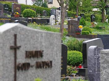 Schlecht begehbare Wege, zum Teil noch am Hang gelegen (wie hier in Oberlangenstadt), und fehlende Möglichkeiten für Urnengräber beschäftigten am Dienstag Bürger und Gemeinderat. Foto: Marco Meißner