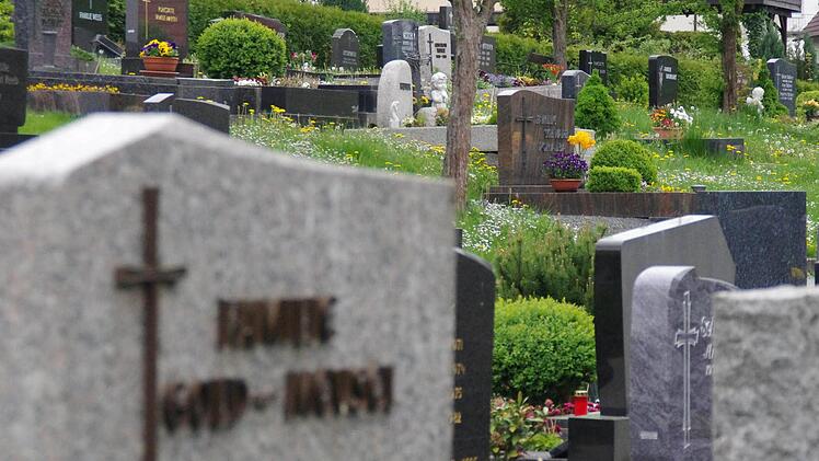 Schlecht begehbare Wege, zum Teil noch am Hang gelegen (wie hier in Oberlangenstadt), und fehlende Möglichkeiten für Urnengräber beschäftigten am Dienstag Bürger und Gemeinderat. Foto: Marco Meißner