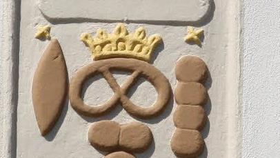 Viele Hauswappen in der Kulmbacher Altstadt (hier am Röhrenplatz) erinnern daran, dass es hier einmal viele Bäckereien, Metzgereien, Brauereien und Gastwirtschaften gab.  Foto: Katrin Geyer