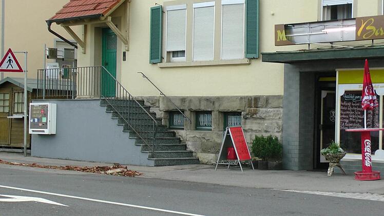 Bei Tag sieht es schon ein wenig besser aus in der Hofheimer Staße, wenngleich das Werbeschild immer noch ramponiert bleibt. Foto: Christian Licha