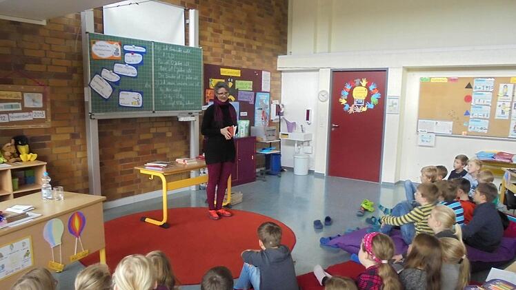 Lesung in den 3. Klassen: Anne Maar las den Kindern aus ihren Büchern "Pozo" und "Das Geheimzimmer" einige Ausschnitte vor. Foto: Doris Bauer