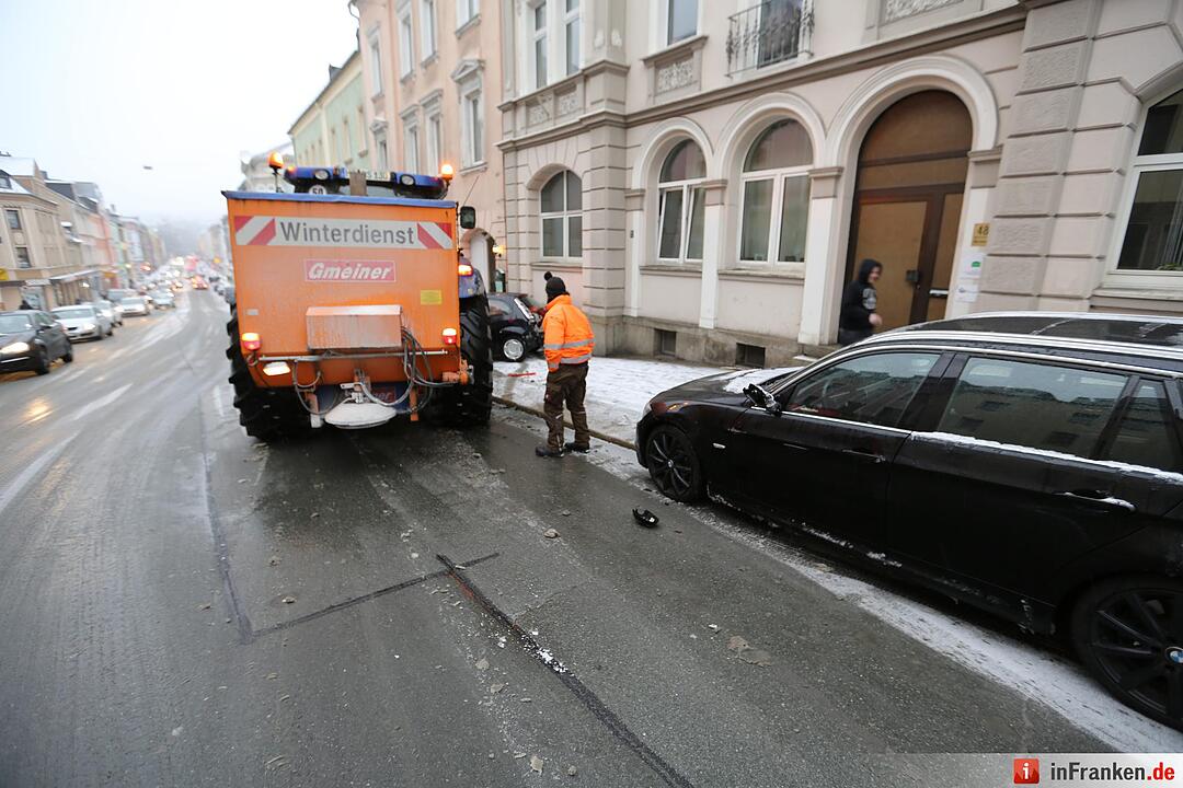 Hof: Schneepflug rammt geparkte Autos