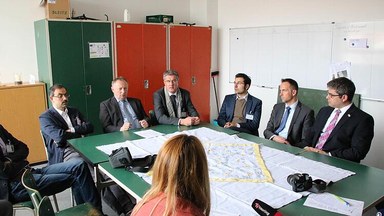 Vertreter des Landratsamtes, des ZTM und des Roten Kreuzes stellen das Projekt vor. Foto: Ralf Ruppert