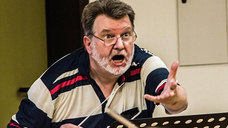 Hans Stähli bei der Probenarbeit mit dem Orchester der "Musikfreunde Neustadt" für das Open-Air-Konzert am Sonntag (3. Juli) im Freibad.Foto: Jochen Berger