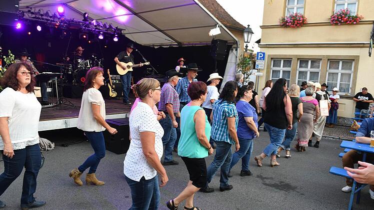 In einer Reihe: die Line-Dancer.Foto: Ronald Rinklef