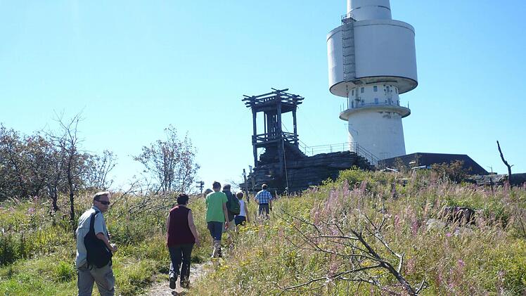 Richtig klein sieht die Felsenburg "Backöfele" neben dem Radarturm aus.