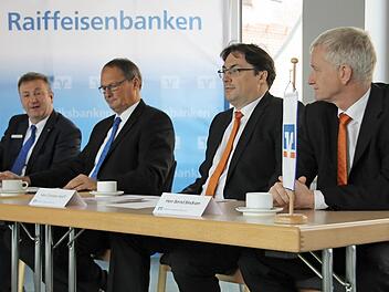 Im Quartett stellten die Vorstände Bernd Bindrum, Christian Senff, Hans-Joachim Autsch und Thomas Lang (im Bild von rechts) das künftige Konzept vor. Nach der Umsetzung wird ein Trio ohne Bindrum die Geschäfte führen.  Foto: Ralf Kestel