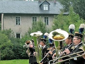 Aufgrund der Förderoffensive Nordostbayern bestehen berechtigte Hoffnungen, dass die dominant wirkende bergmännische Rentei (hinter der Kapelle) von 1847 saniert wird. Foto: Gerd Fleischmann
