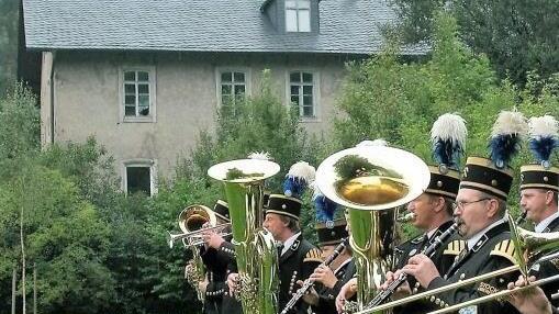Aufgrund der Förderoffensive Nordostbayern bestehen berechtigte Hoffnungen, dass die dominant wirkende bergmännische Rentei (hinter der Kapelle) von 1847 saniert wird. Foto: Gerd Fleischmann