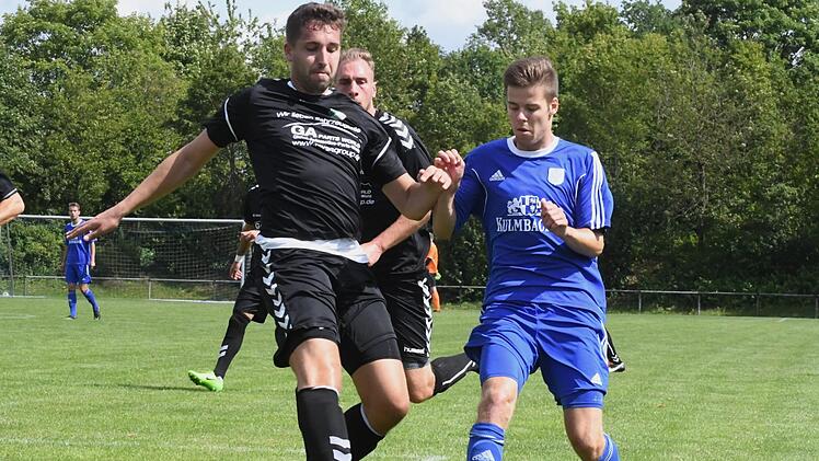 Enge Kiste: Zeitgleich kommen Münnerstadts Lukas Schmittzeh (rechts) und Adnan Hamzic vom TSV Forst ans Spielgerät. Ähnlich ausgeglichen sollte die gesamte Partie verlaufen. Foto: Hopf