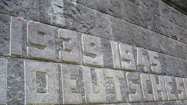 Schriftzug am Eingang in die Friedhofsanlage von Lommel (Belgien). Foto: Paul Ziegler