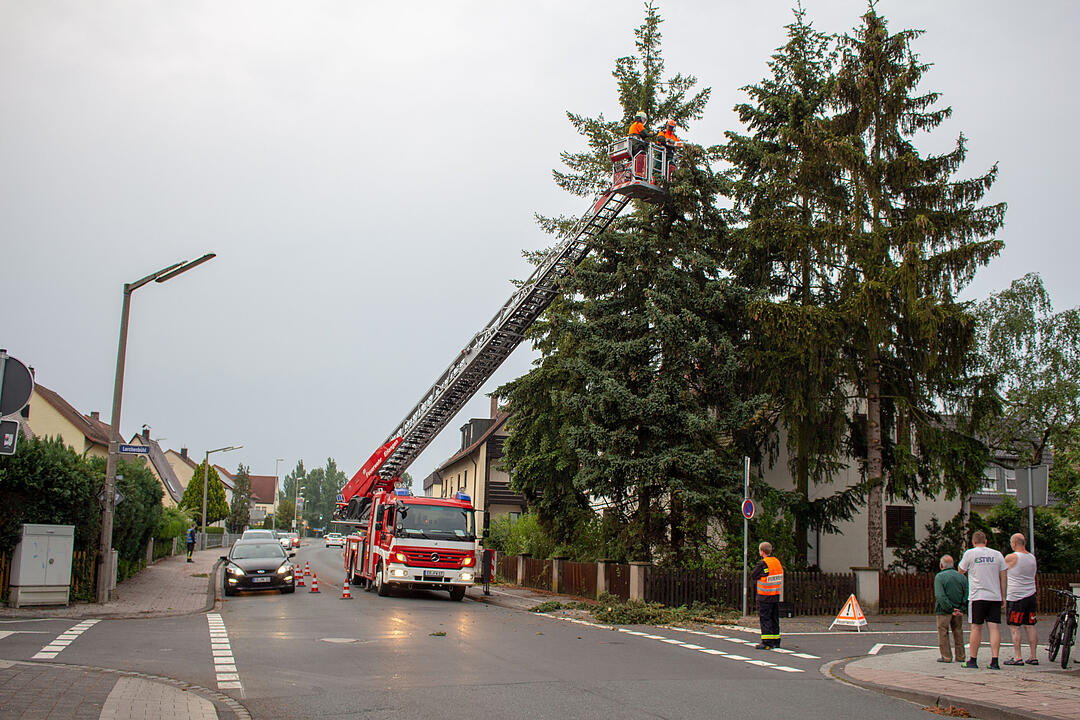 Mehrere zentimeterdicke Hagelkörner gehen in Franken nieder
