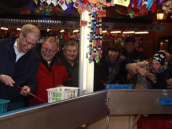Zur Eröffnung der Kirchweih versuchte sich German Hacker (l.) beim Angeln von Plastikenten.    Foto: Richard Sänger