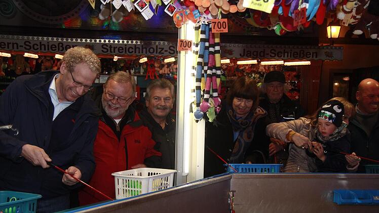 Zur Eröffnung der Kirchweih versuchte sich German Hacker (l.) beim Angeln von Plastikenten.    Foto: Richard Sänger