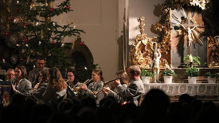 Impressionen vom Weihnachtskonzert in Oberbach. Foto: Sebastian Schmitt