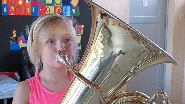 Tuba kann man auch als Grundschüler schon spielen - Lucy machte es großen Spaß, dieses Instrument auszuprobieren.