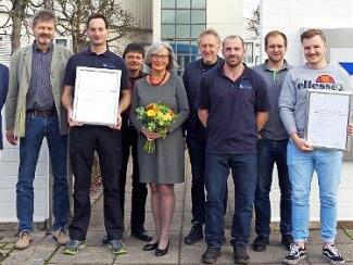 Bei der Mitarbeiter-Ehrung (von links) Matthias Rebhan (Geschäftsführender Gesellschafter), Bernd Siegemund (Bereichsleiter Spritzgießformen), Jubilar Bernd Stronz (25 Jahre), Rosemarie Völk (kaufmännische Verwaltung), Jubilarin Sigrid Schwaß (40 Jahre), Raymund Suffa (Bereichsleiter Blasformen), Detlef Nikol (Betriebsratsvorsitzender), Sebastian Müller (Fertigungsleiter) und Jubilar Mike Maaß  Foto: Schülein