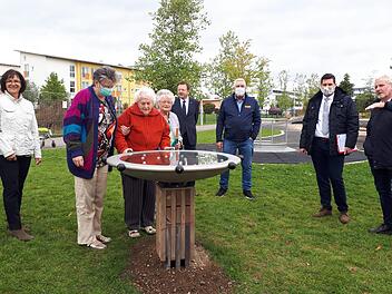 Bewohnerinnen des Wohnheims "Am Park" schauen sich den neuen Murmeltisch an. Gisela Raab, Thomas Schwesinger, Norbert Tessmer, OB Dominik Sauerteig und Bernhard Ledermann, Leiter des Grünflächenamtes, (von links) freuen sich über dieses zusätzliche Spielelement.  Foto: Louay Yassin