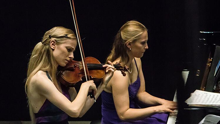 Die Schwestern Mariella und Magdalena Haubs (von links) beeindruckten das Publikum bei ihrem Coburg-Gastspiel.Foto: Jochen Berger