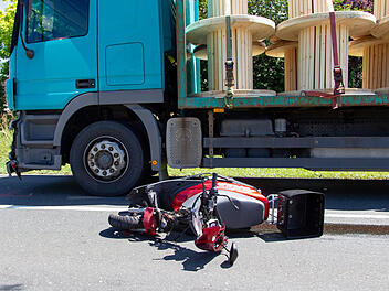 Beim Auffahren auf Landstra&szlig;e: Rollerfahrerin kollidiert mit Lastwagen