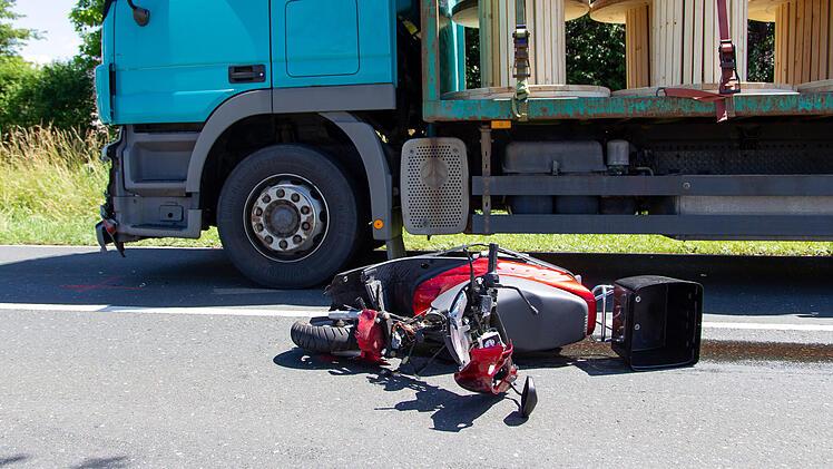 Beim Auffahren auf Landstraße: Rollerfahrerin kollidiert mit Lastwagen