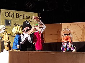 Puppentheater "A Beggars Opera" von John Gay mit Thomas Glasmeyer als Puppenspieler in Hammelburg
