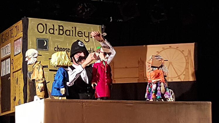 Puppentheater "A Beggars Opera" von John Gay mit Thomas Glasmeyer als Puppenspieler in Hammelburg
