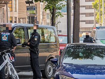 Nürnberg: Verkehrskontrolle eskaliert - Beamte ziehen Waffen