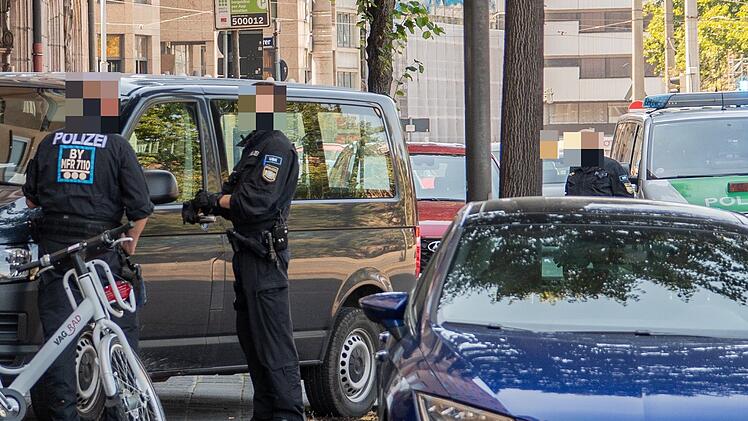 Nürnberg: Verkehrskontrolle eskaliert - Beamte ziehen Waffen