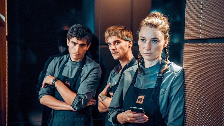 Sie arbeiteten in der Küche des Opfers: : Mohammed (Tamim Fattal, links), Bernd (Aleksander Srtschin) und Lisa (Lisa Schützenberger), die Chef de Partie fürs Fleisch.