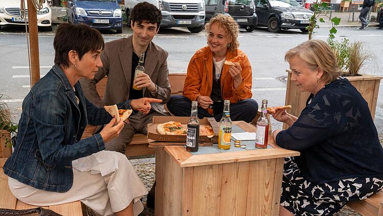 Pizzaessen als Teambuilding-Maßnahme: Rechtsanwaltsgehilfin Senta (Anja Franke, links), Cem (Emre Aksızoğlu), Lisa (Luise von Finckh, zweite von rechts) und Talia (Gabriela Maria Schmeide).