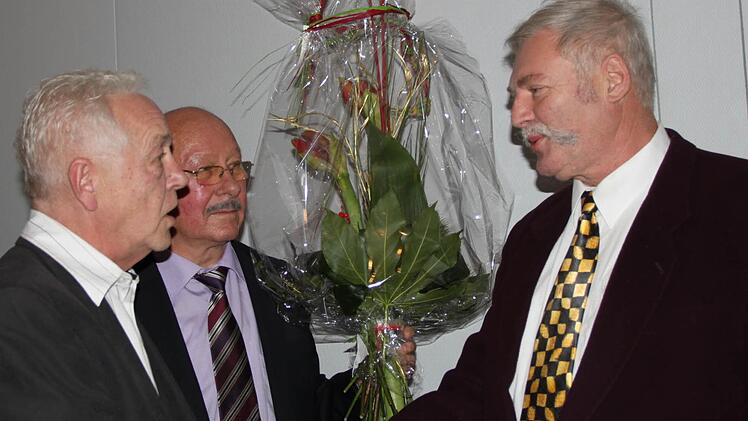 Werner Walter (von links) und Oswald Winter verabschieden Rudolf Schaupp.