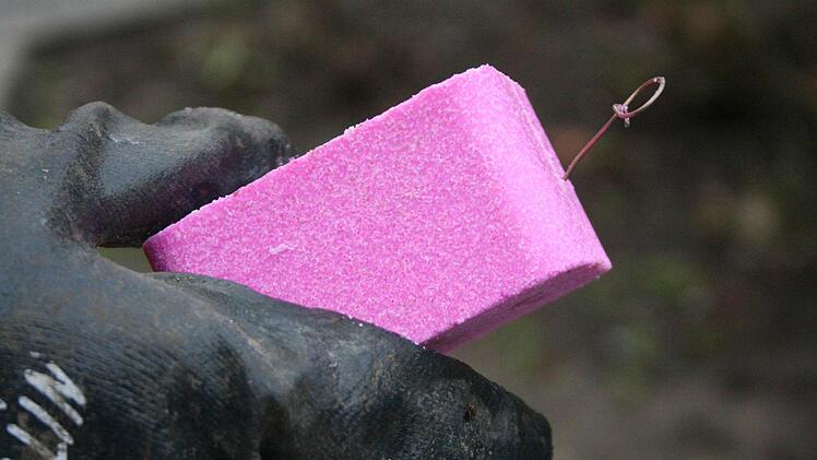 So sieht ein Köderblock aus, der dann im Kanalschacht versenkt wird. Foto: Sabine Paulus