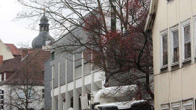 Baustellenfahrzeuge verengen die Ausfahrt in die Webergasse.
