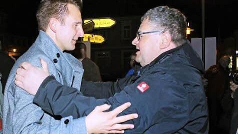 Mathias Söllner (rechts) war als unterlegener Kandidat der Grünen einer der Ersten, der dem neu gewählten Bürgermeister Andreas Hügerich (SPD) am Wahlabend gratulierte.
