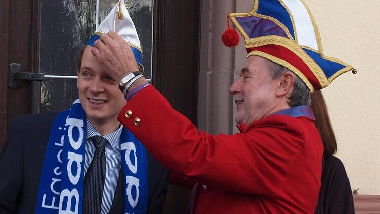 Herbert Müller setzt in Bad Rodach Bürgermeister Tobias Ehrlicher die Narrenkappe auf. Foto: Stefanie Karl