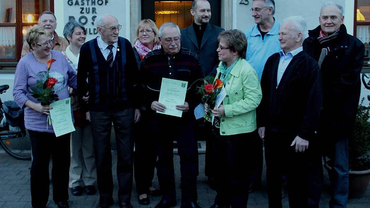 Die Geehrten des Musik- und Gesangvereins mit Adolf Eckert (4. v. l.) Foto: Johanna Blum