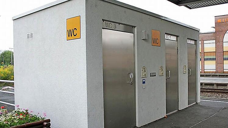 Das Kulmbacher Bahnhofsklo ist seit 2010 ebenfalls ein Container. Dort wurden gute Erfahrungen mit dieser Lösung gemacht. Wer die Toilette nutzen will, muss 50 Cent bezahlen. Archivbild: privat