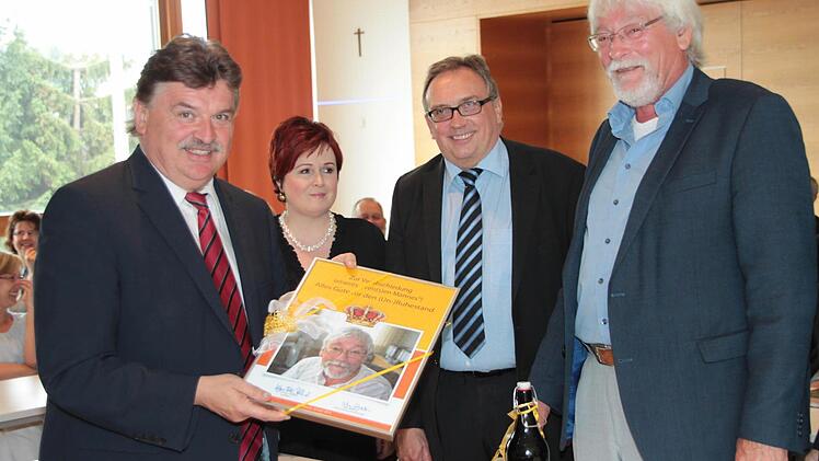 Abschiedsgeschenke überreichte Landrat Klaus Peter Söllner (links) an den scheidenden Chefjuristen Jürgen Meins (rechts). Mit im Bild die stellvertretenden Landräte Christina Flauder und Dieter Schaar. Foto: Jürgen Gärtner