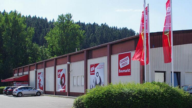 Was Rewe vorhat, hat Aldi l&auml;ngst hinter sich. Fr&uuml;her war der Discounter zentral in der Industriestra&szlig;e angesiedelt. Inzwischen hat es Aldi jedoch auch in Richtung Ruppen gezogen. Die Zufahrt zum Gesch&auml;ft erfolgt allerdings noch immer &uuml;ber die Industriestra&szlig;e. In den fr&uuml;heren R&auml;umen hat sich wieder Gewerbe angesiedelt - ein Sonderposten-Baumarkt. Foto: Marco Mei&szlig;ner