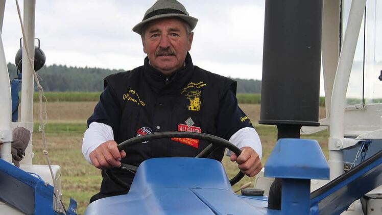 "Eigentlich fahre ich Porsche", lacht Alfons Hahn aus Schwand. Zum ersten Young- und Oldtimertreffen nach Feldbuch kam er mit seinem 3000er Ford, Baujahr 1975. Foto: Sonja Adam