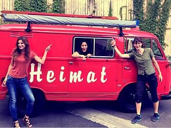 Alexandra Brückner, Irina Hanft und Christina Haas (v. l.) mit dem "Paul Ludwig" genannten Feuerwehr-Oldtimer Foto: Bayerisches Fernsehen