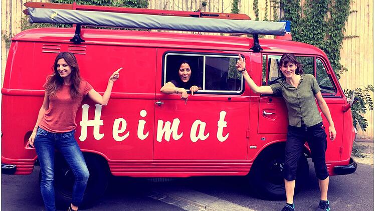 Alexandra Brückner, Irina Hanft und Christina Haas (v. l.) mit dem "Paul Ludwig" genannten Feuerwehr-Oldtimer Foto: Bayerisches Fernsehen