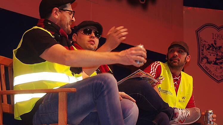 Der FC N-Fanclub "Alte Liebe" Oberlangenstadt hatte eine Panne auf der Fahrt ins Stadion.  Foto: Heike Schülein
