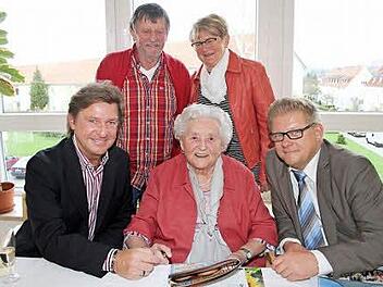 Rainer Ludwig und Bürgermeister Frank Wilzok staunen: Beim Kreuzworträtseln hat ihnen Martha Angne einiges voraus - auch Tochter Anita Hahn und Ehemann Erich sind verblüfft, wie schnell die 90-Jährige die Kästchen ausfüllt. Foto: Sonja Adam