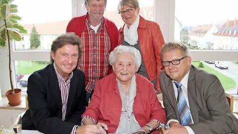 Rainer Ludwig und Bürgermeister Frank Wilzok staunen: Beim Kreuzworträtseln hat ihnen Martha Angne einiges voraus - auch Tochter Anita Hahn und Ehemann Erich sind verblüfft, wie schnell die 90-Jährige die Kästchen ausfüllt. Foto: Sonja Adam