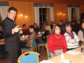 CSU-Kreisvorsitzender und MdL Steffen Vogel (links) im Gespräch mit den zahlreichen Diskussionsteilnehmern. Foto: Günther Geiling